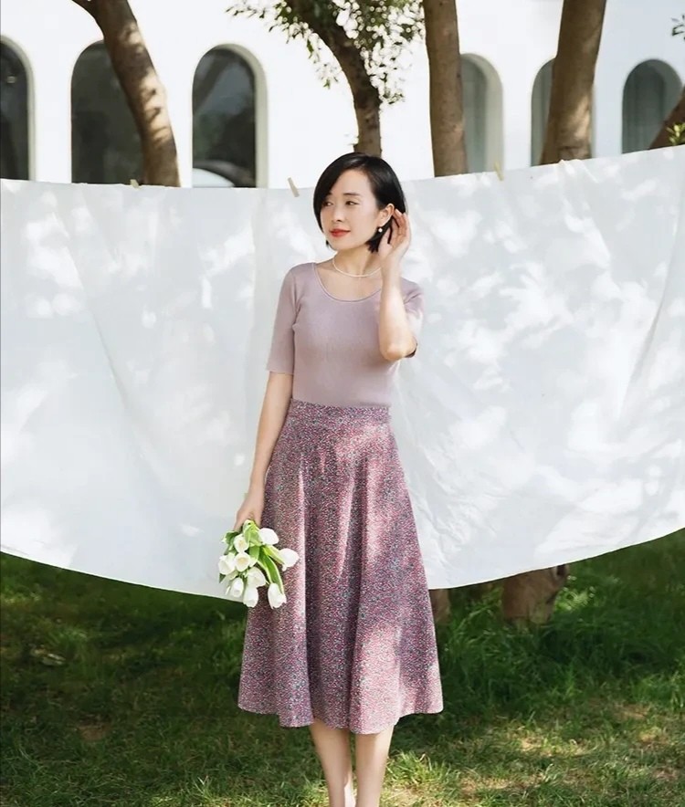 女人老了留长发还是短发好,55岁以后的女人留长发还是短发好