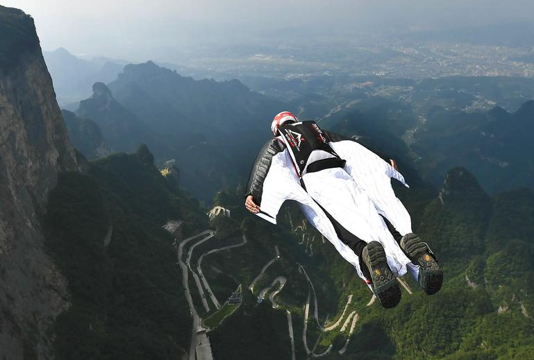 2020年,大四女生刘安在天门山翼装飞行时遇难,极限运动值得吗?