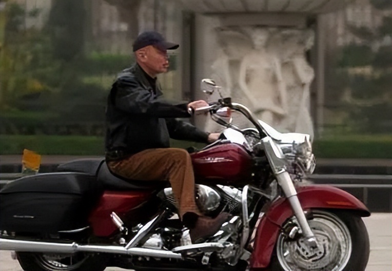 明星私下骑摩托,哪个明星最爱骑摩托车