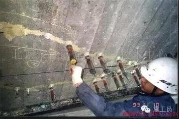 混凝土板裂缝是什么原因造成的,现浇板浇砼后表面裂缝是什么原因