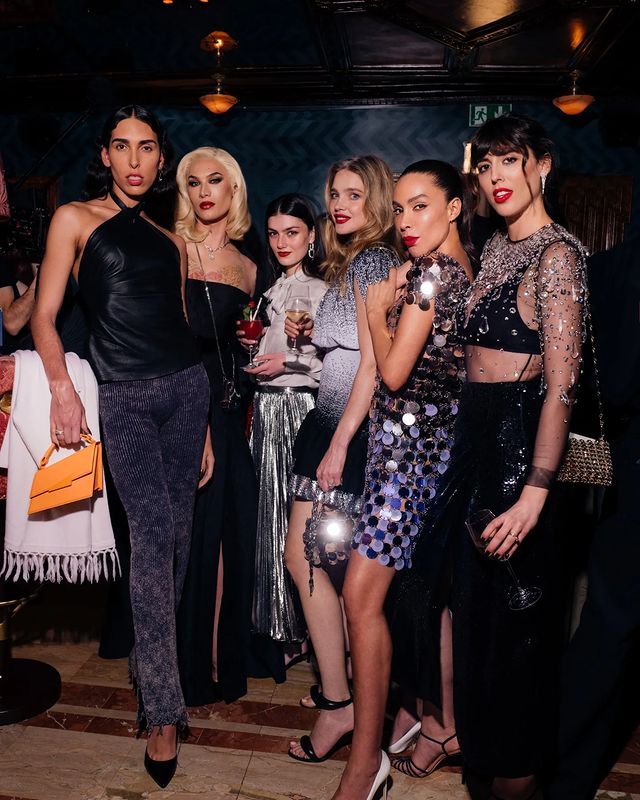 LV太子妃闪耀派对！水钻星空裙配大红唇太美，生过5个娃还这么嫩