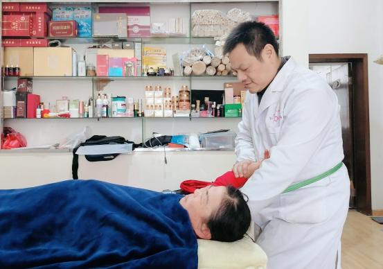 湖北武穴：段武生放弃高薪，回“家”为乡亲谋健康