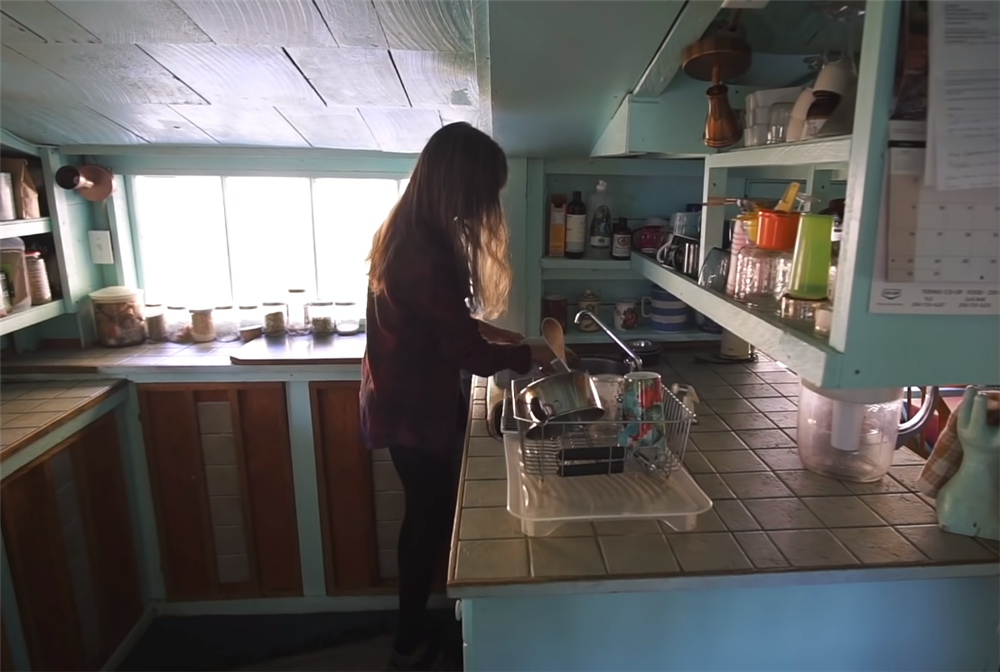 夫妻二人买下海岛过起隐居的生活,夫妻隐居小岛与世隔绝