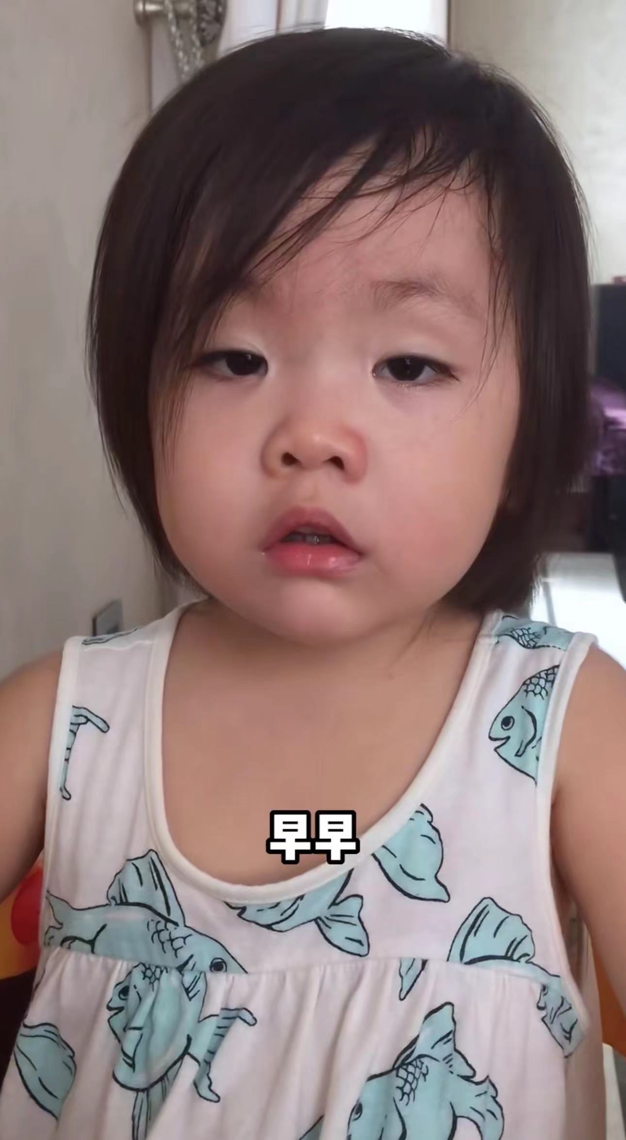 前央视主持全家出游为爱女庆生！50岁仍貌美动人，女儿大眼睛似妈