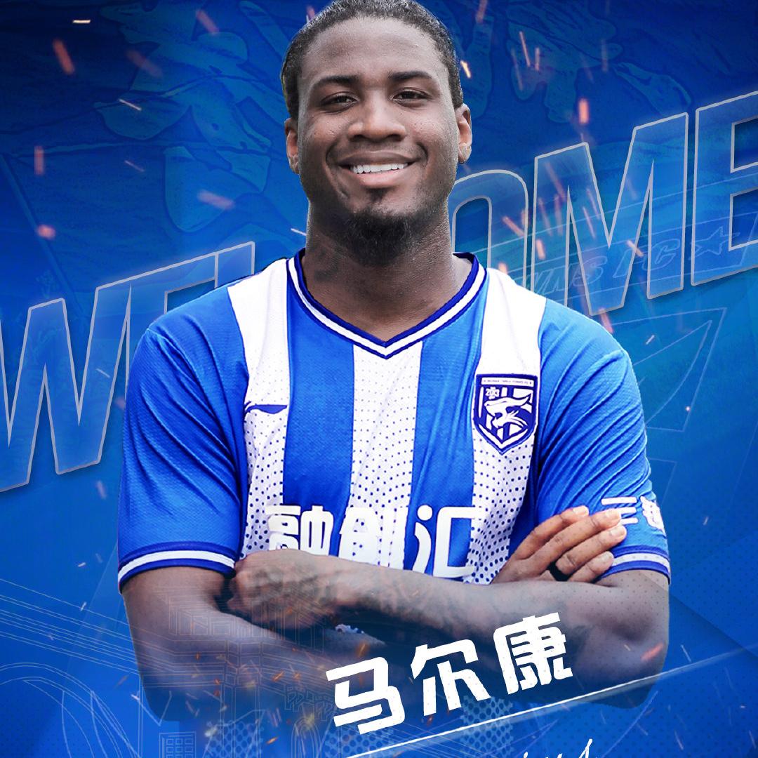 中超主帅为保级公开炮轰足协,中超赛场球迷狂骂足协