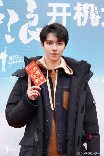 比起邓伦的1.06亿，偶像公司穷得格格不入？