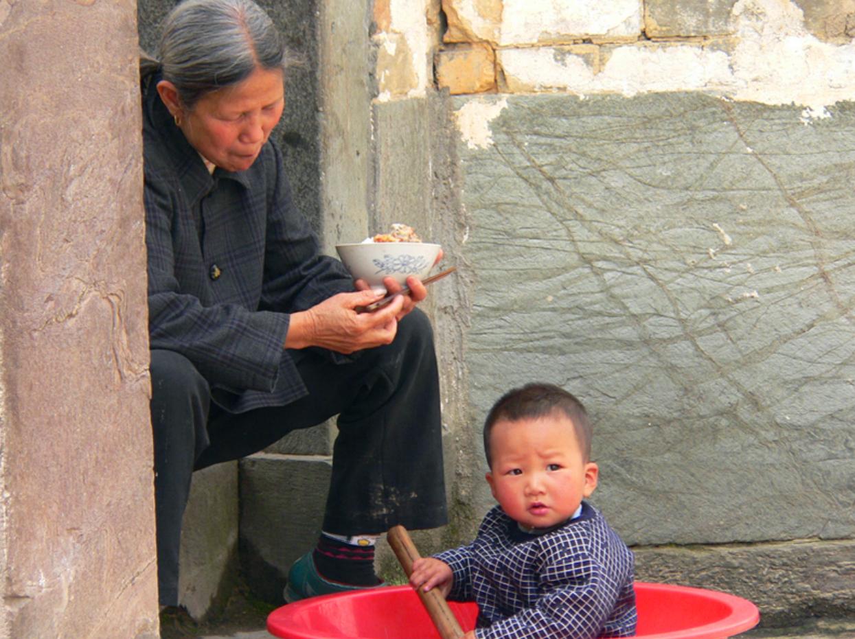 孩子吃的太饱不容易长高,儿童吃饭吃多饱才好
