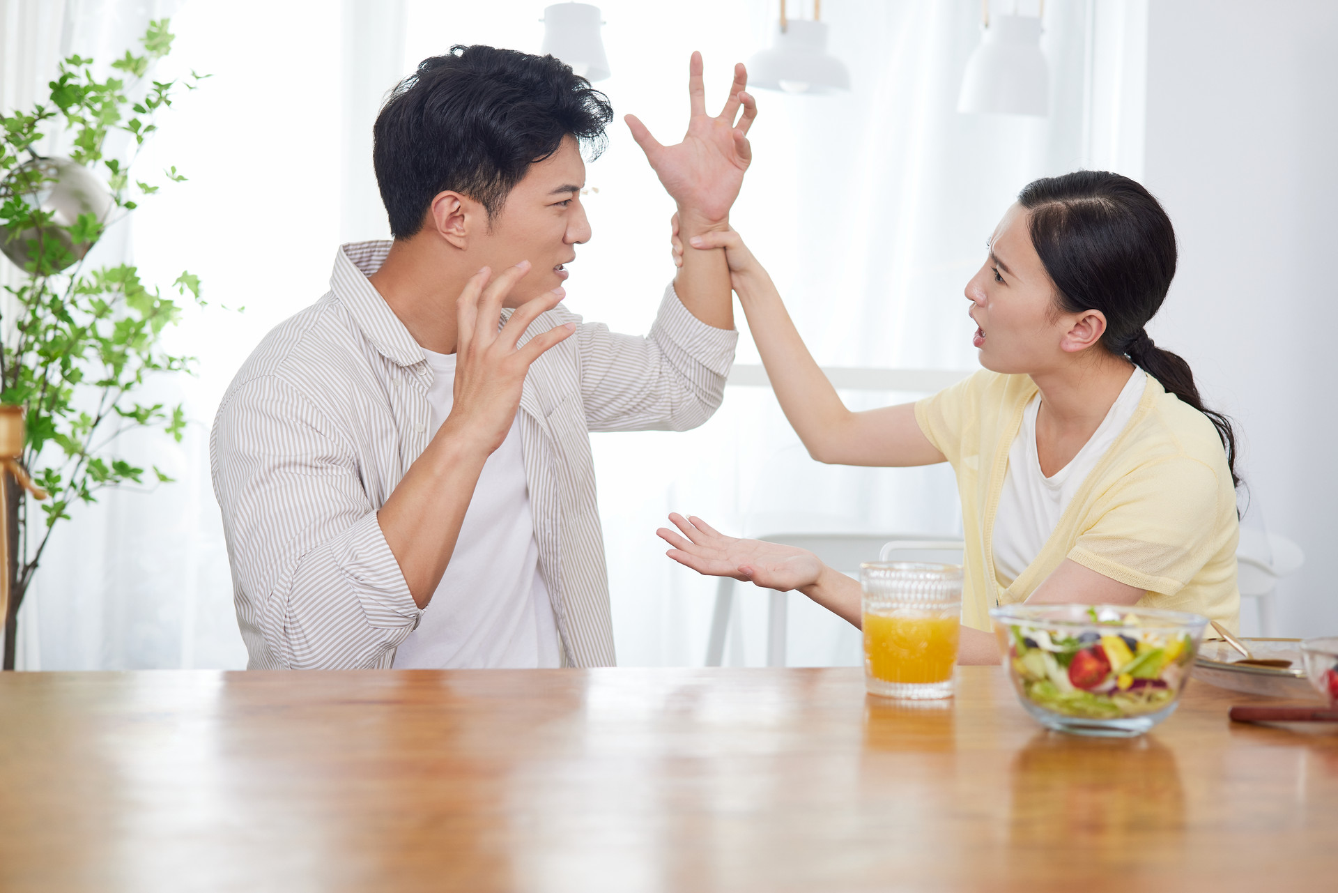 职场怎么对付刺头同事,职场被同事针对的正确处理方法