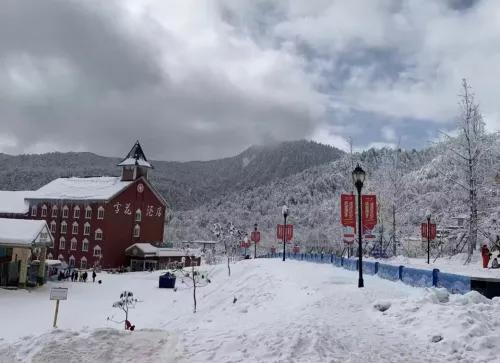 西岭雪山住宿攻略推荐,西岭雪山警察免门票需预约吗