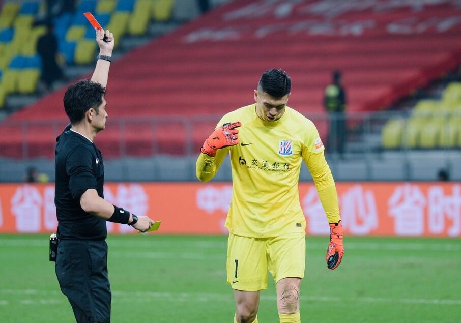 上海申花遭遇惨烈首败,马镇挥拳染红,愤怒的武汉三镇暴揍升班马