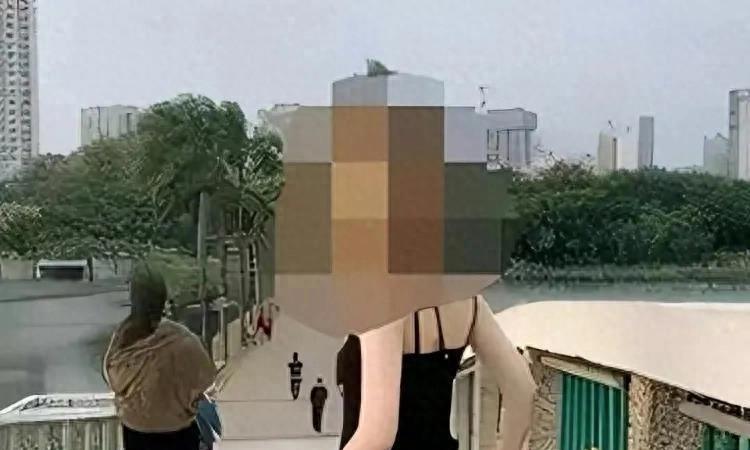 无耻举动！广西一名女子在多个地标处故意暴露*体下**，不雅照片曝光