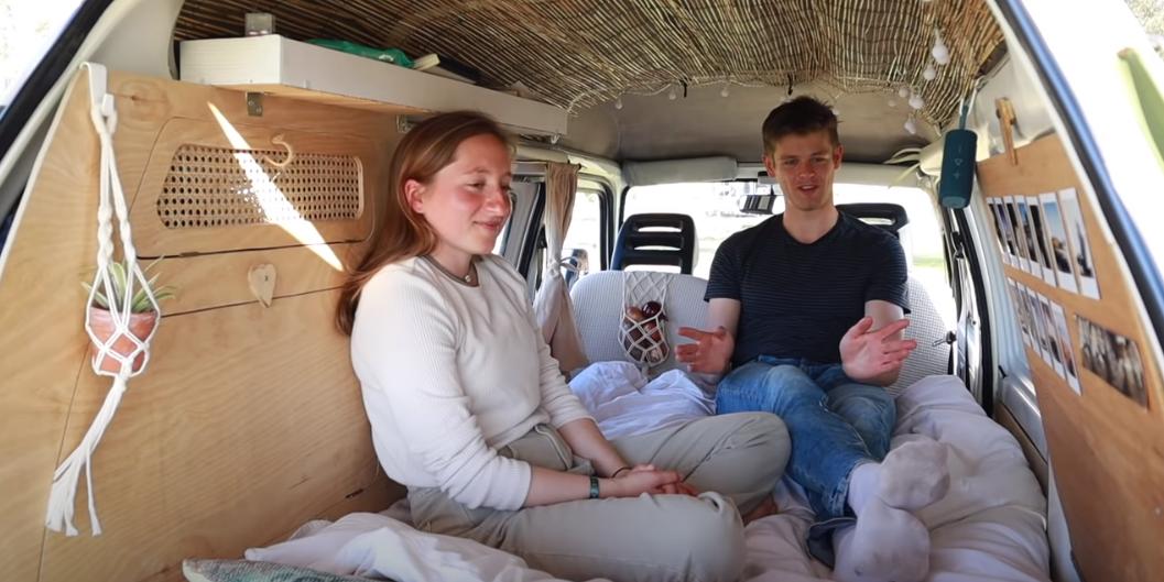 房车里的蜗居生活,国外夫妻房车生活