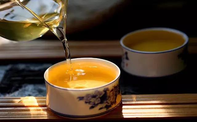 活跃在直播间里的老板们，他要连续直播1001夜