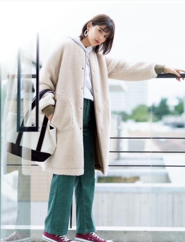 大衣配牛仔背带裙早春穿热吗,连帽大衣搭配阔腿牛仔裤