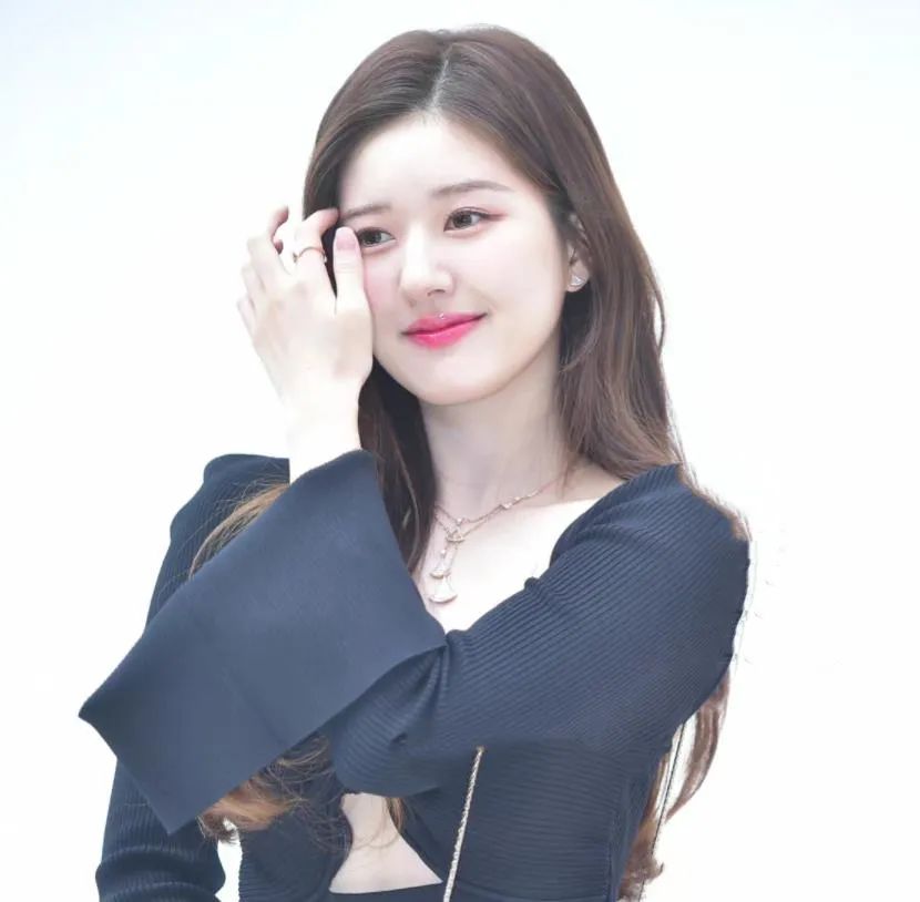 赵露思和张元英穿同一套衣服,赵露思黑色长裙撞脸张元英