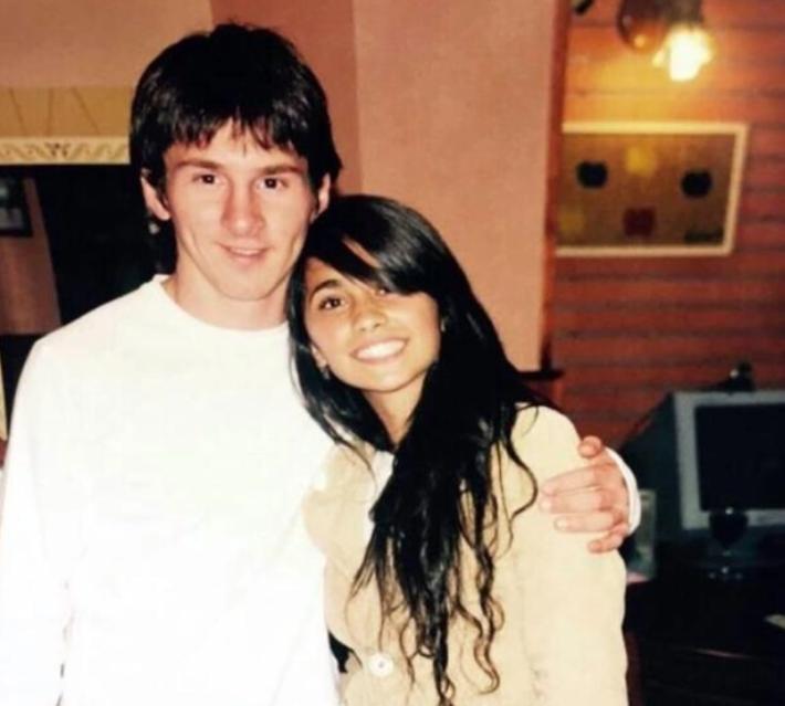 梅西世界杯夺冠亲吻安东内拉,梅西夺冠亲吻妻子