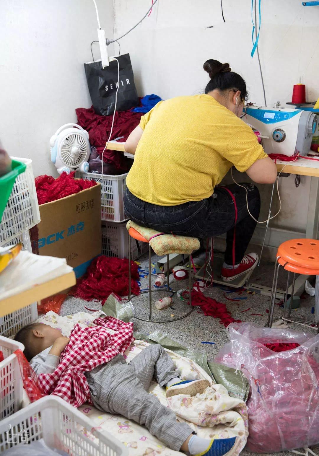 天地间丨情趣内衣小镇的女农民工每天往返于工厂和田间地头