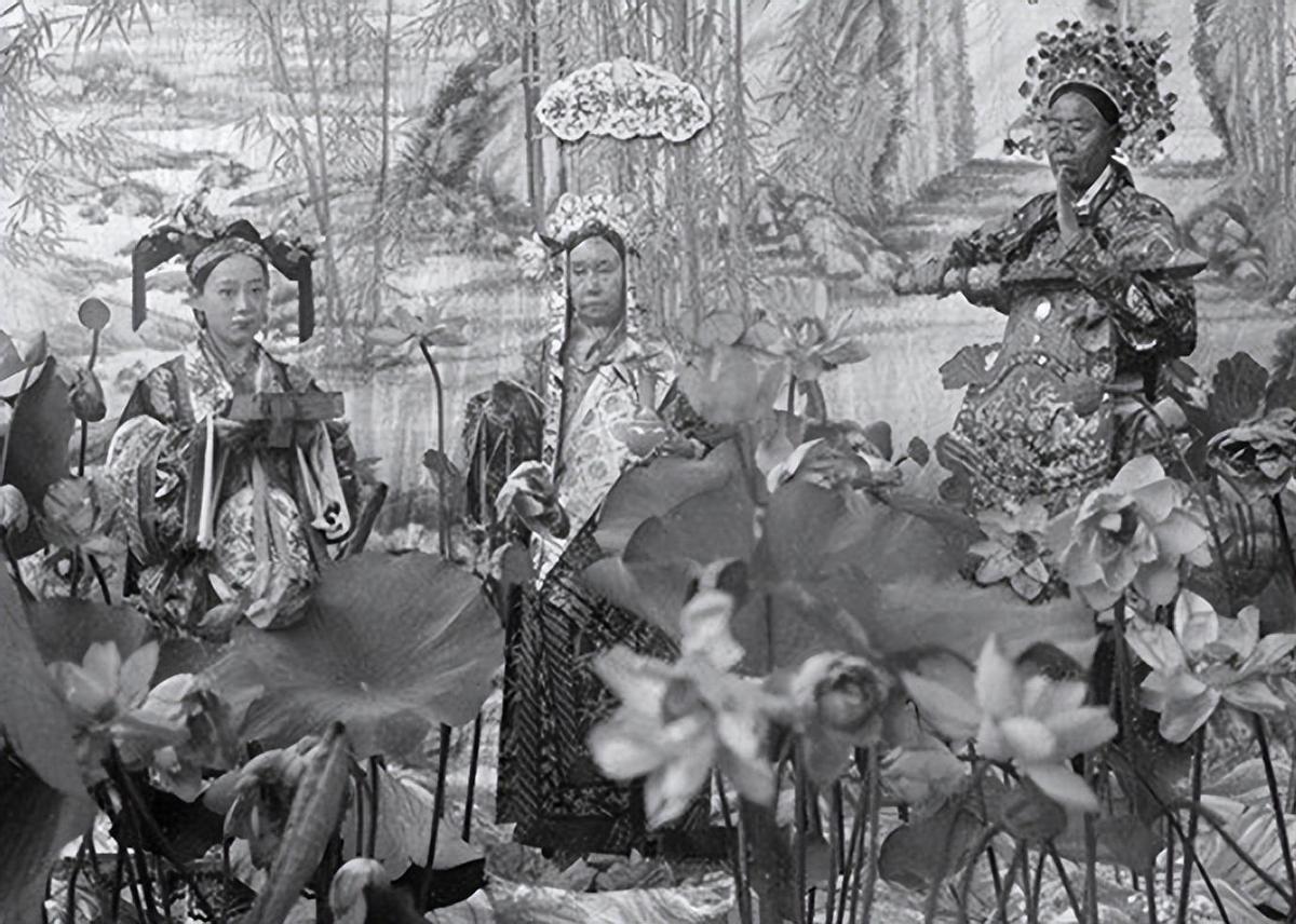 毁三观:旗人格格大腿岔开豪放洗衣,地主三妻四妾不输女明星2