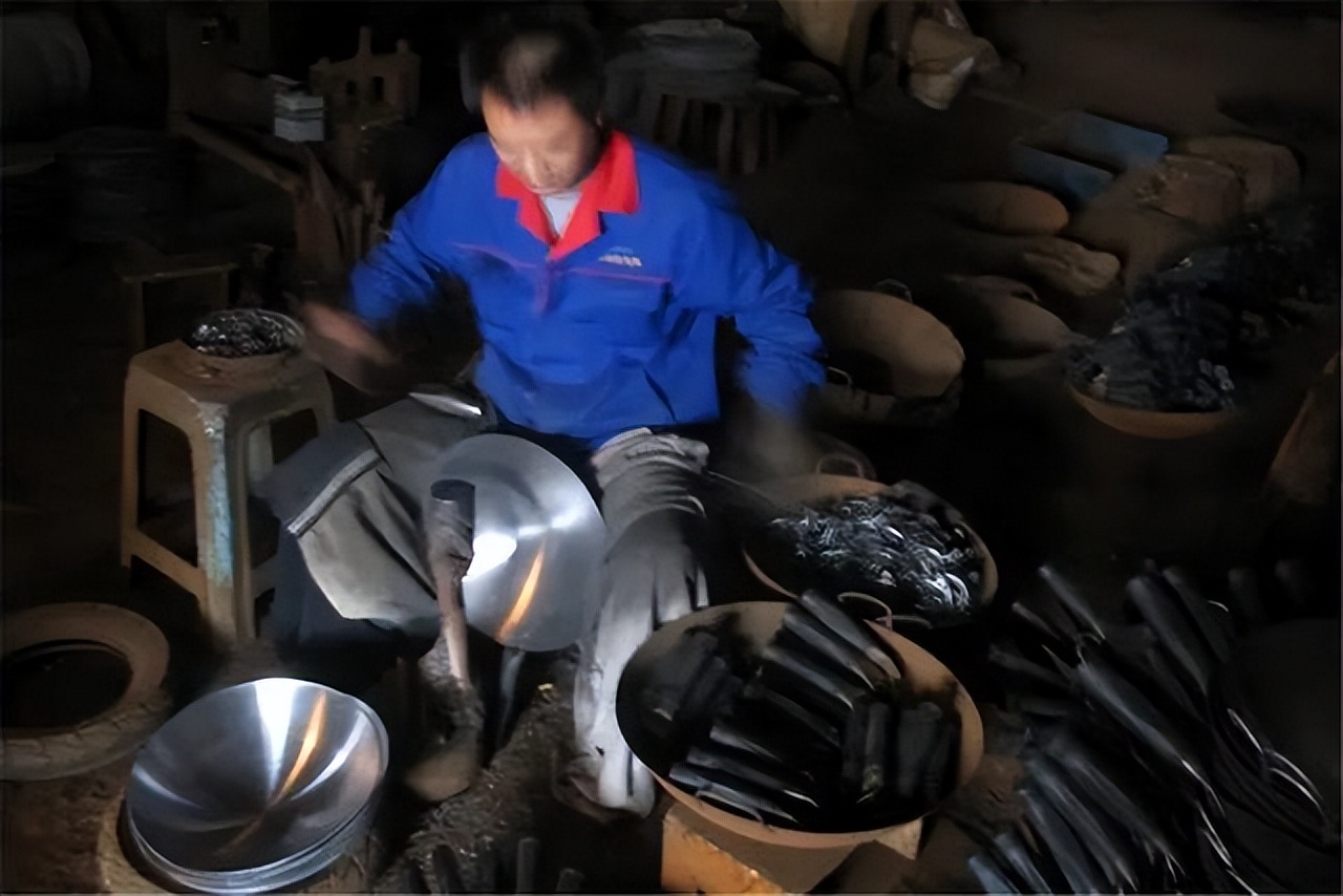 央视曝光的毒铁锅,央视曝光夺命铁锅怎么辨别