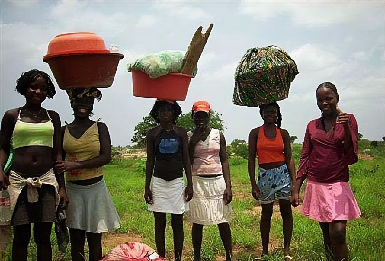 非洲19岁女孩远嫁河南48岁离异农民，生俩混血儿：在中国我很享福