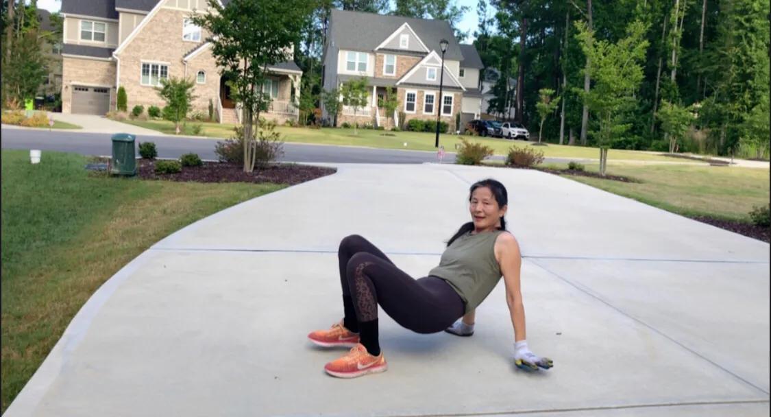 爬行治疗腰痛姿势,爬行腰疼的锻炼方法