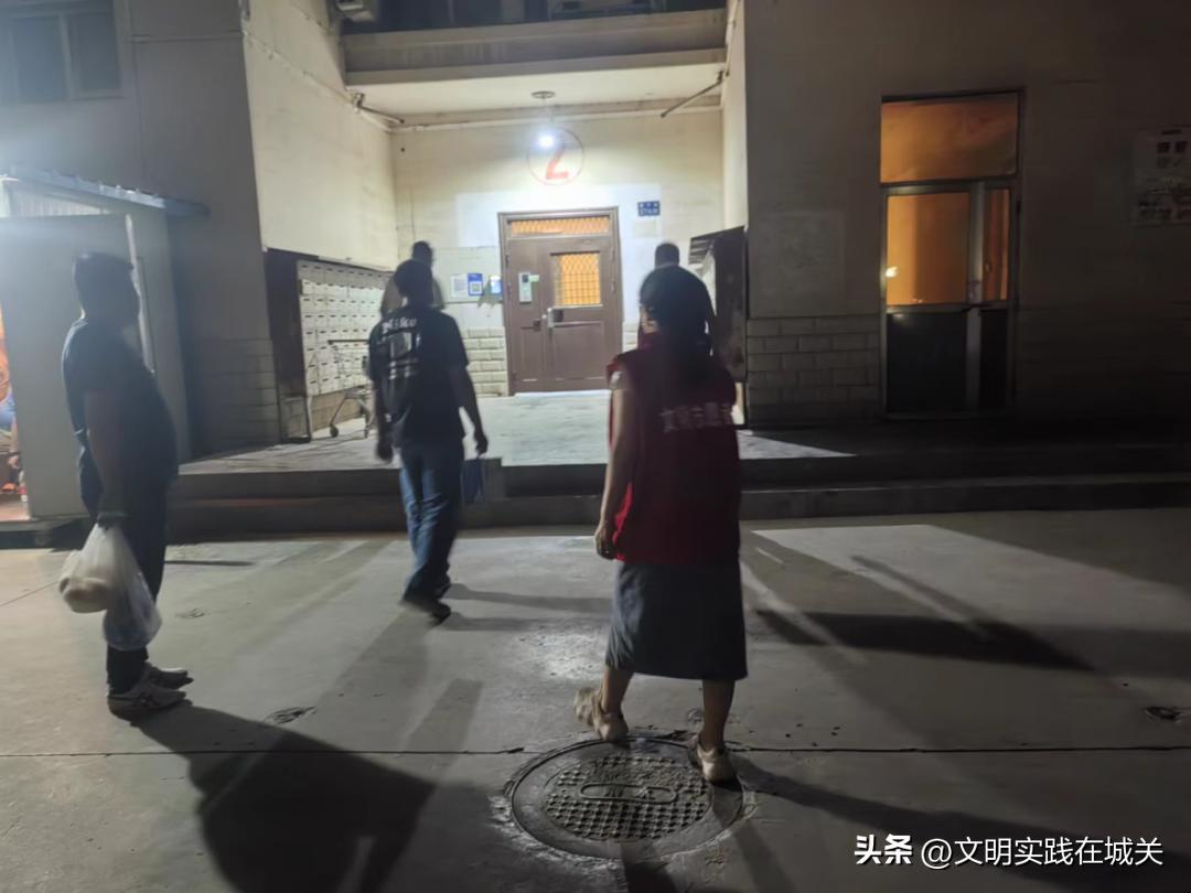 【文明实践在城关·在源头上消除安全隐患】高空坠物险伤居民社区调解化解矛盾