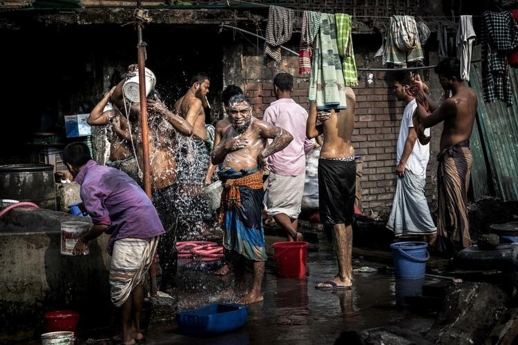 快速发展的特大城市达卡的贫民窟和非贫民窟，社区改善水成本如何