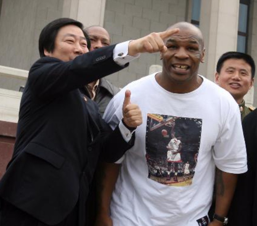 2006年，拳王泰森来华瞻仰毛主席遗容，坦言：在他面前，我很渺小