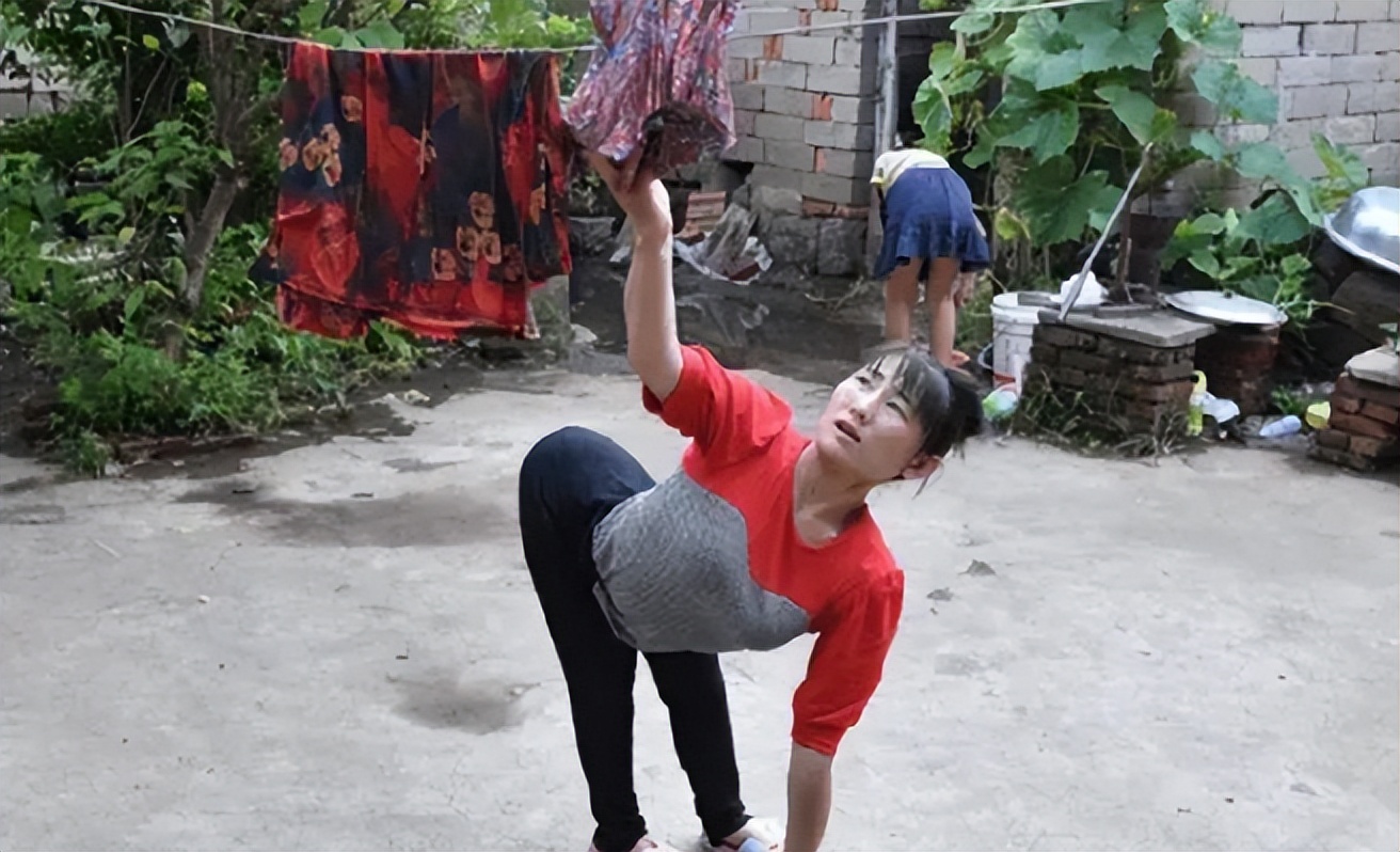 爬行妈妈遭丈夫抛弃遇见真爱,爬行妈妈外出打工给儿子治病