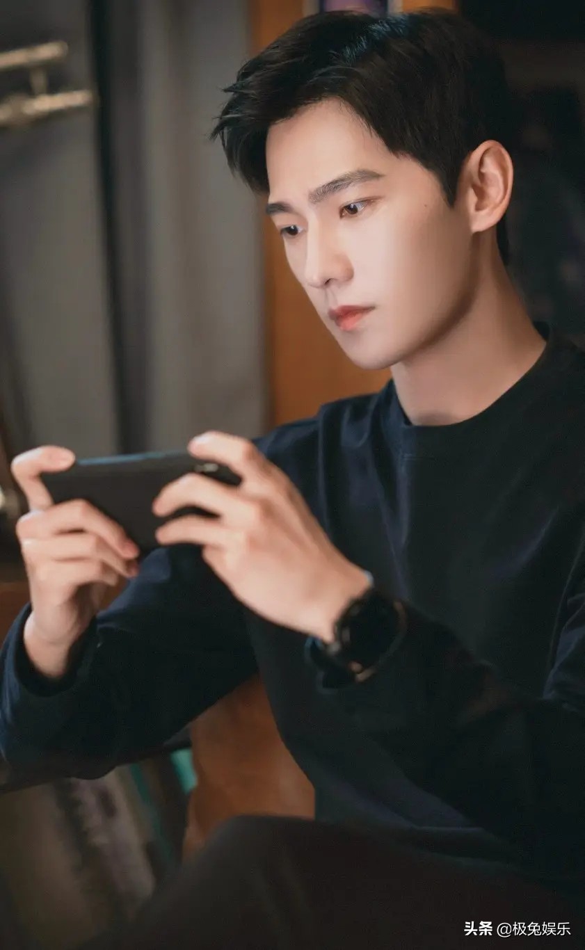 杨洋和沈腾争夺军艺校草头衔,军艺校草沈腾杨洋同框拥抱