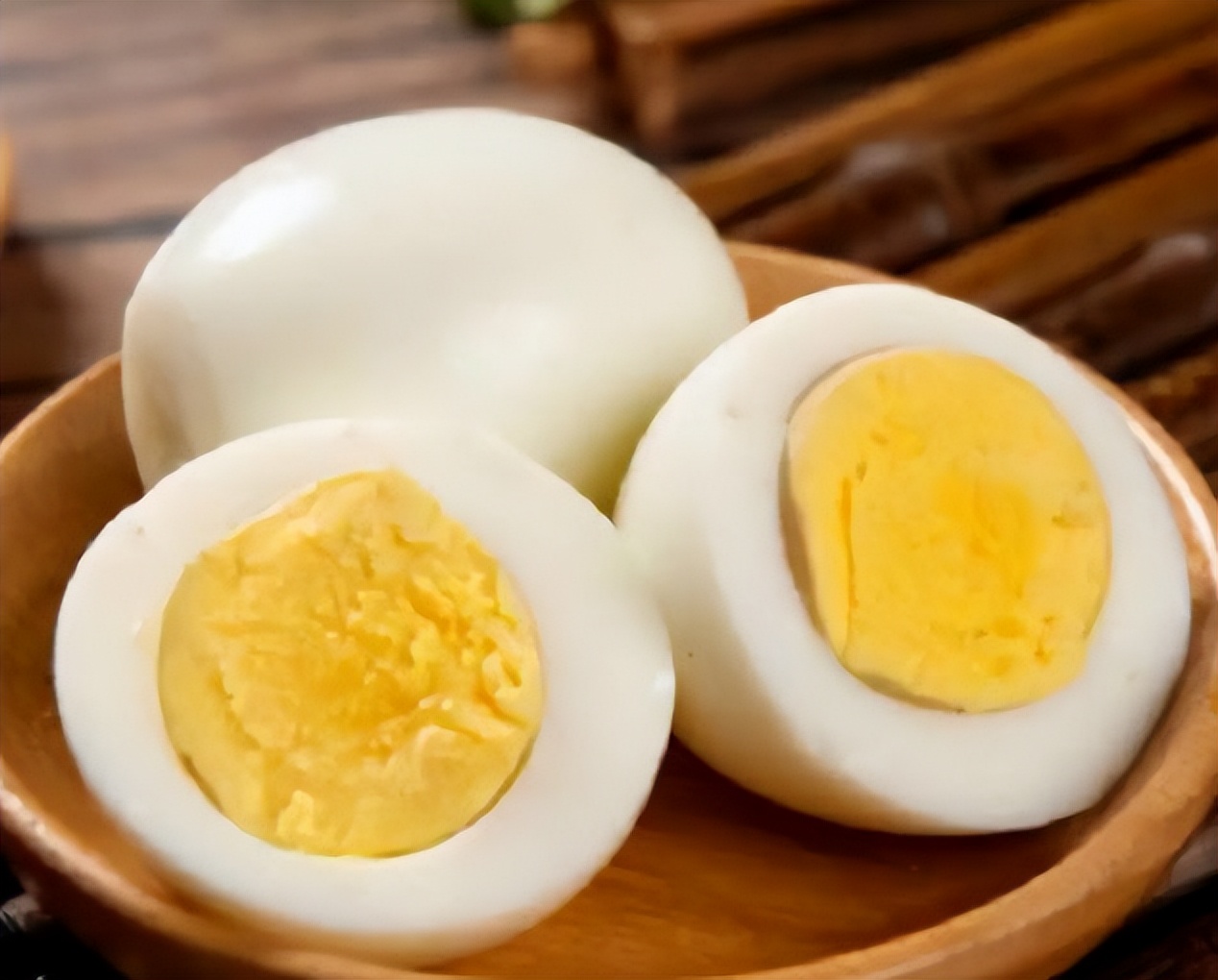 早上吃一个水煮蛋是好还是坏,鸡蛋早上吃三个会不会伤肝
