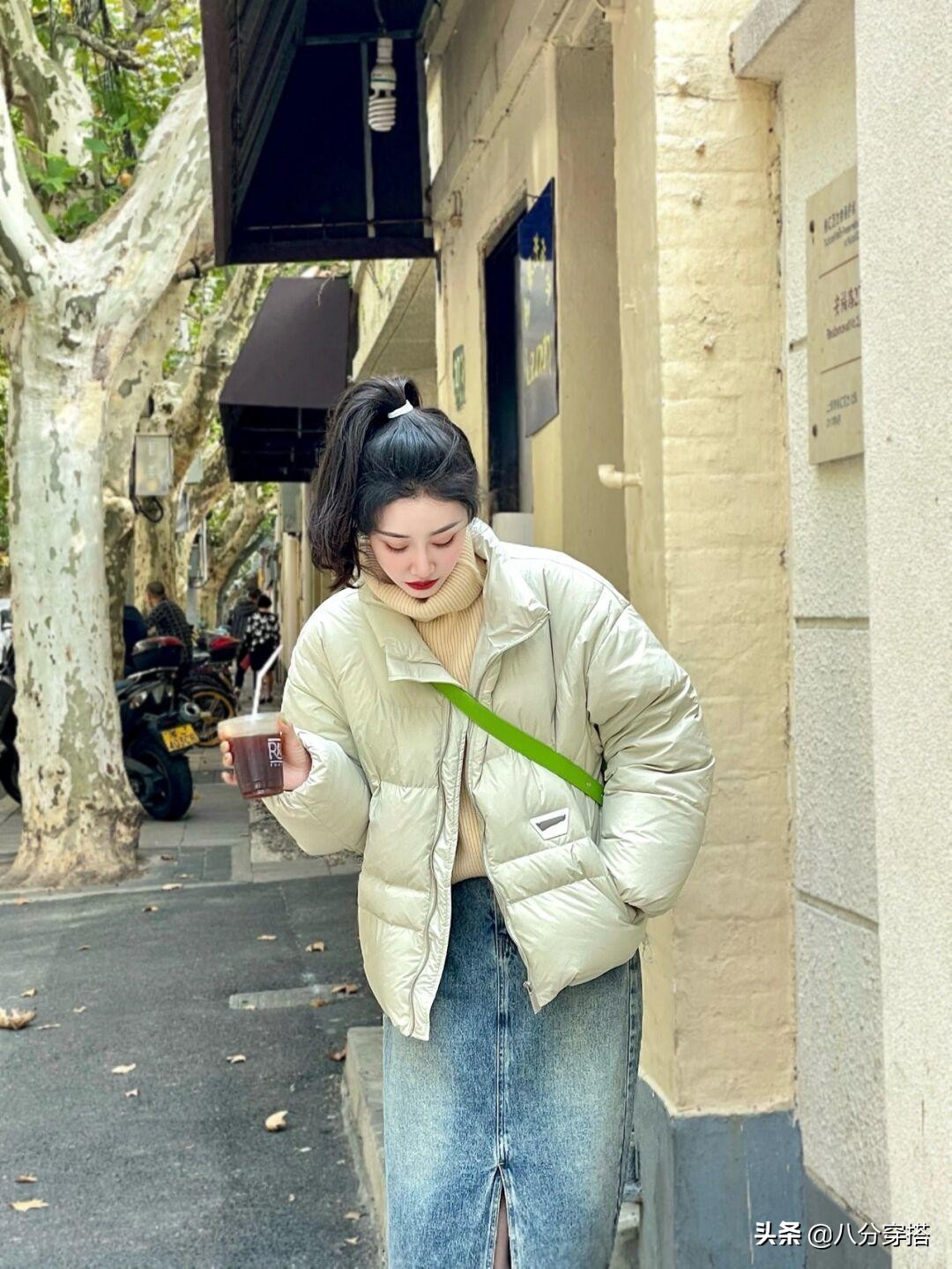 小个子短款羽绒服配什么裤子好看,小个子白色短款羽绒服