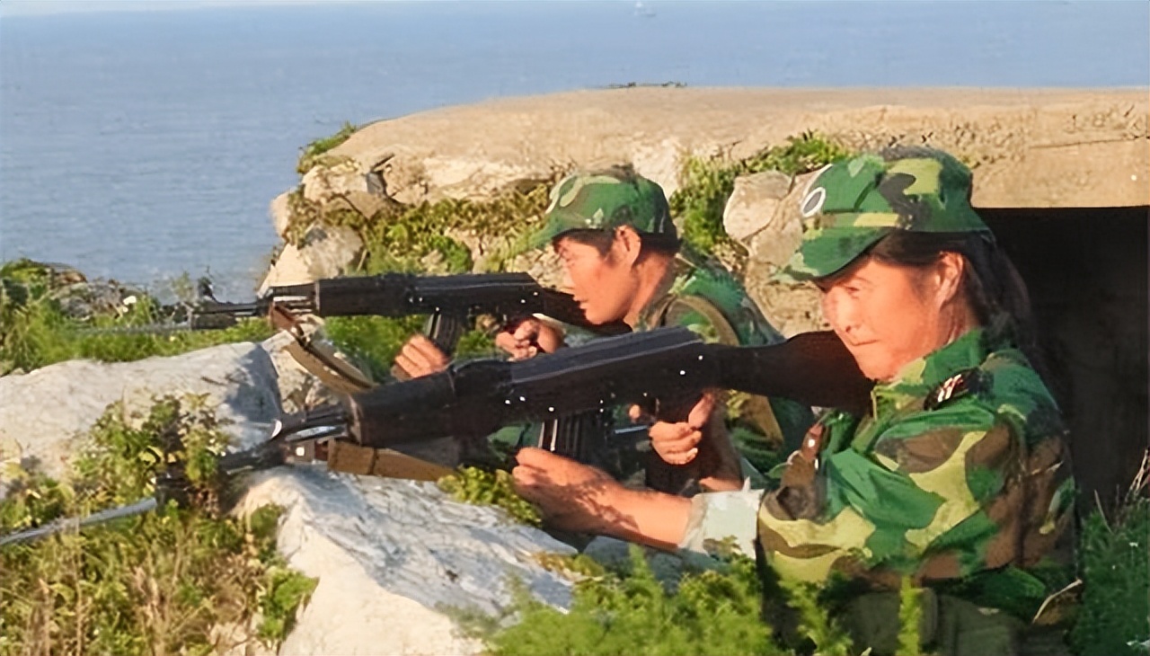 两夫妻守孤岛月入6万,一对夫妻被困孤岛一年吃一次肉