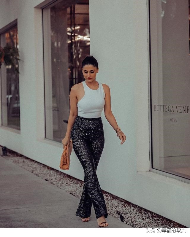 印度女星希瓦尼·雷纳，身材匀称性感妖娆，穿出时尚名媛风格