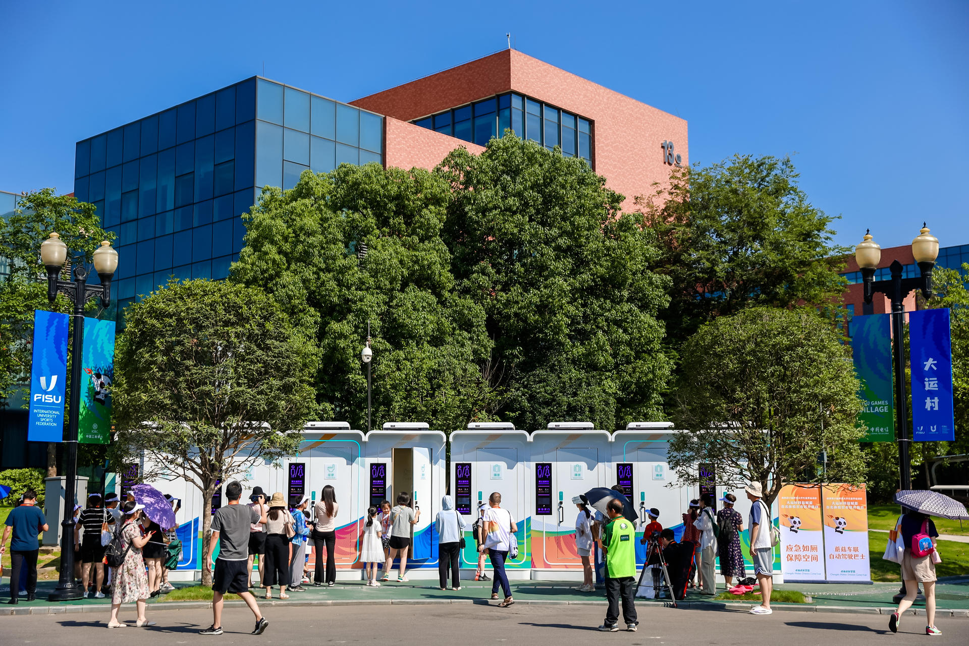 大运惠民市民体验官走进大运村点赞“心”科技