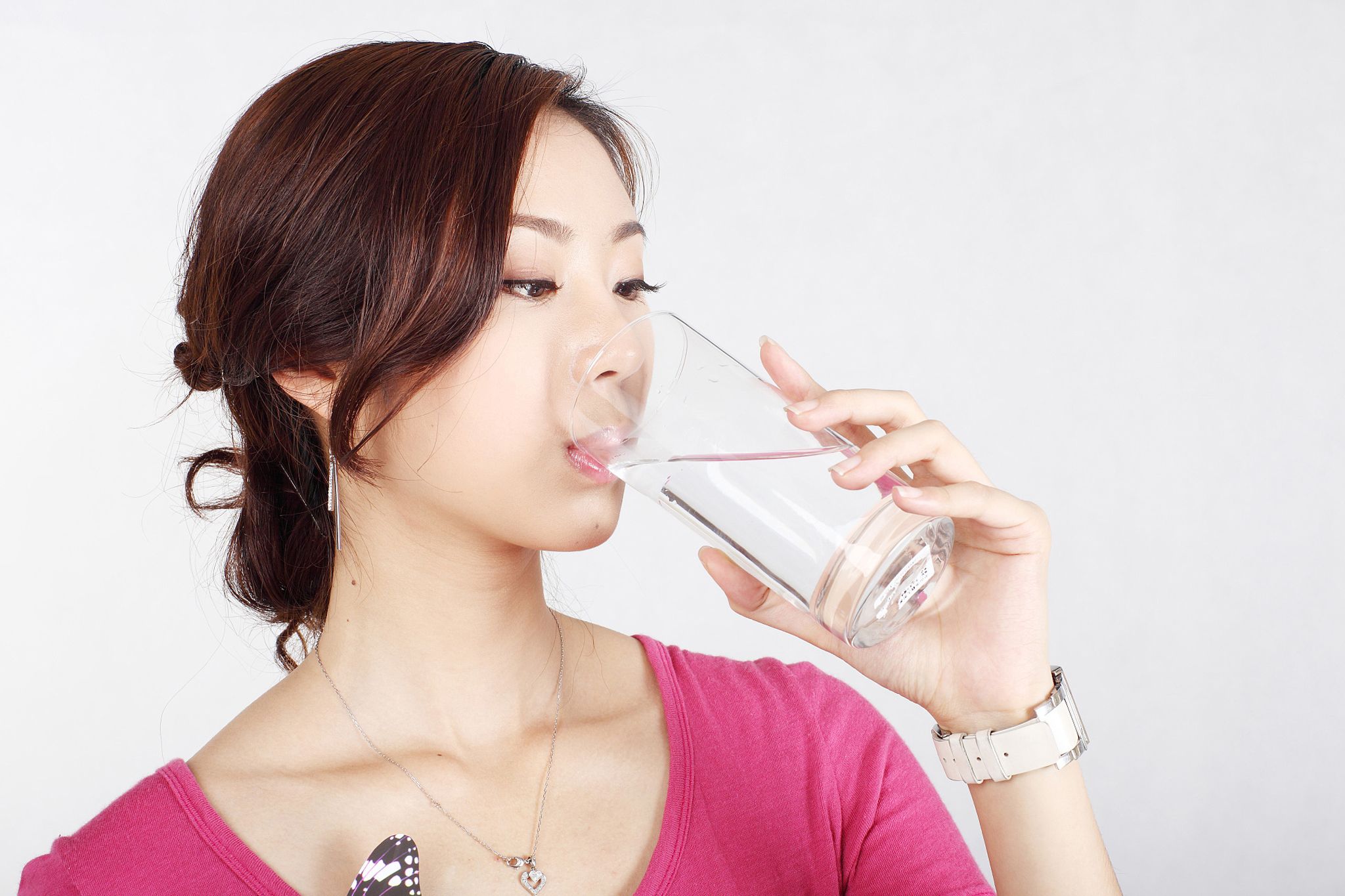 为什么喝水容易减肥,喝水会发胖吗不喝水能减肥