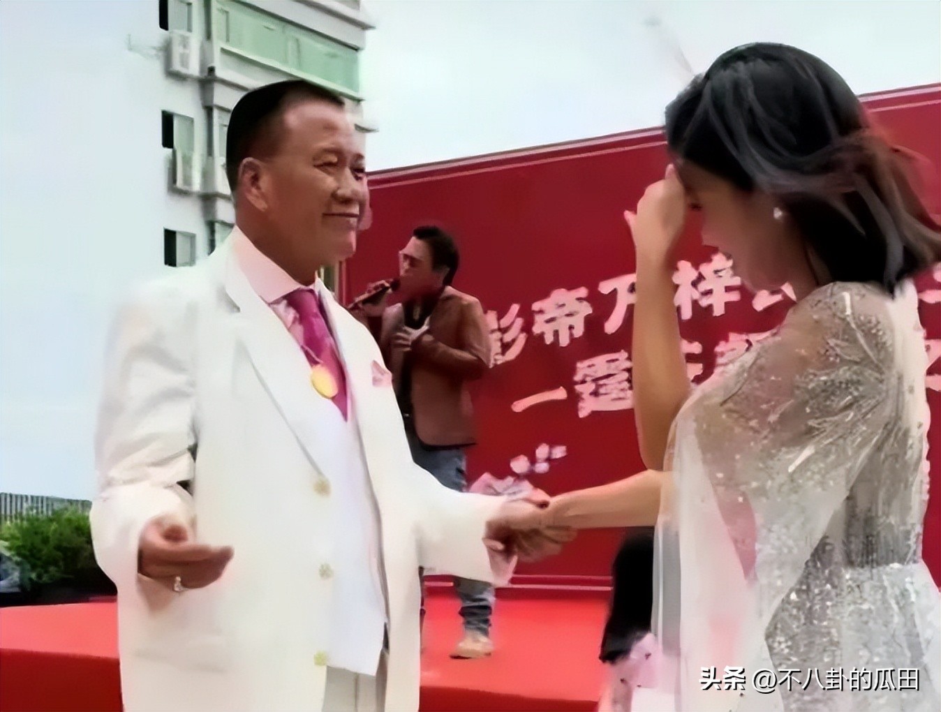 曾经红极一时如今落魄的明星们,曾经红极一时现在隐退的明星