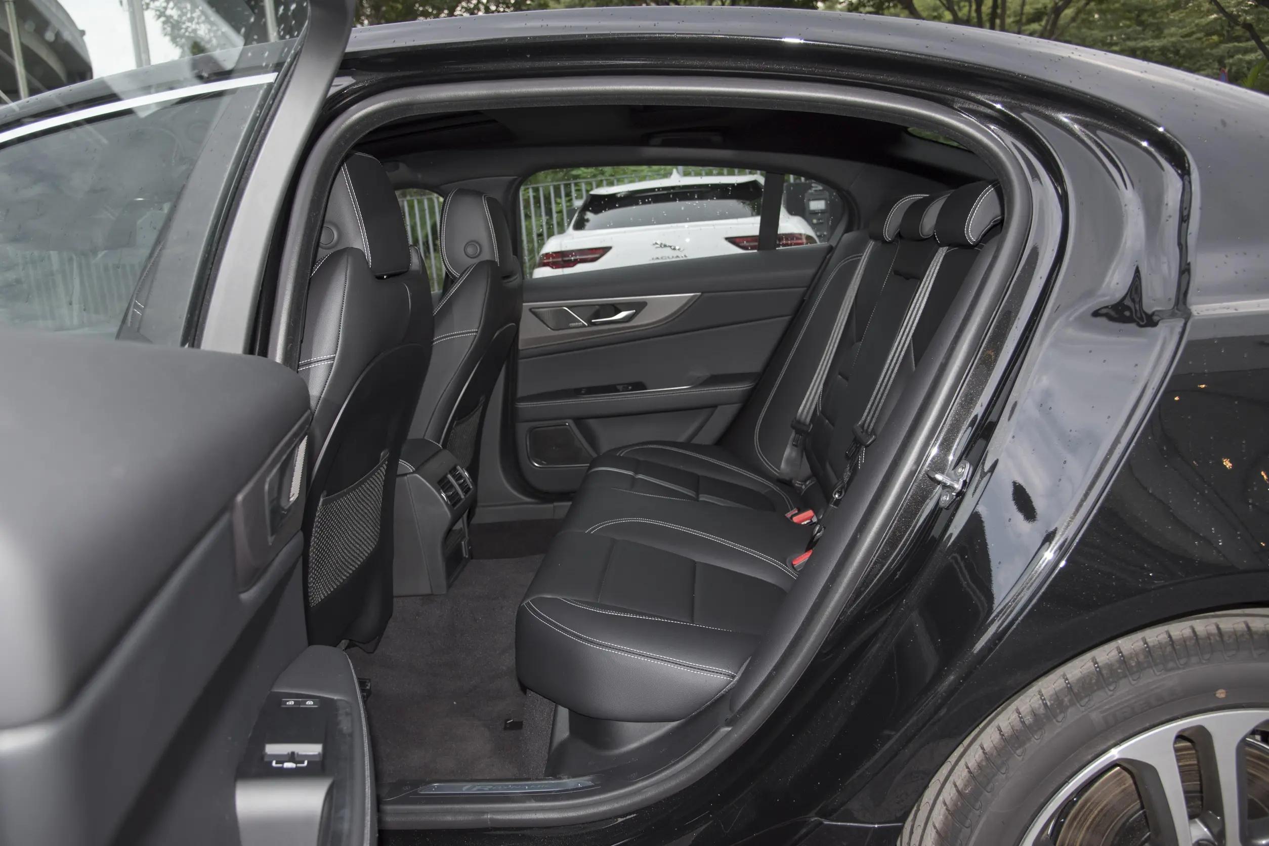 这两款b级车颜值高空间大,动力好操控好的豪华品牌b级车