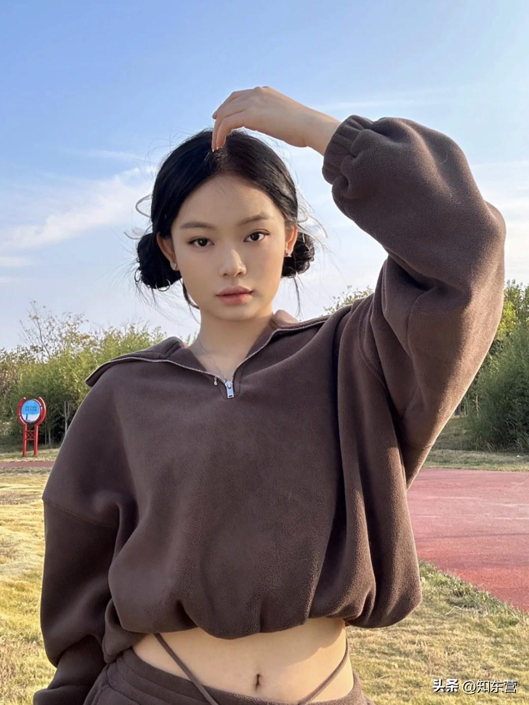 冬天披发好看又显脸小的发型,冬季干净利落减龄的发型