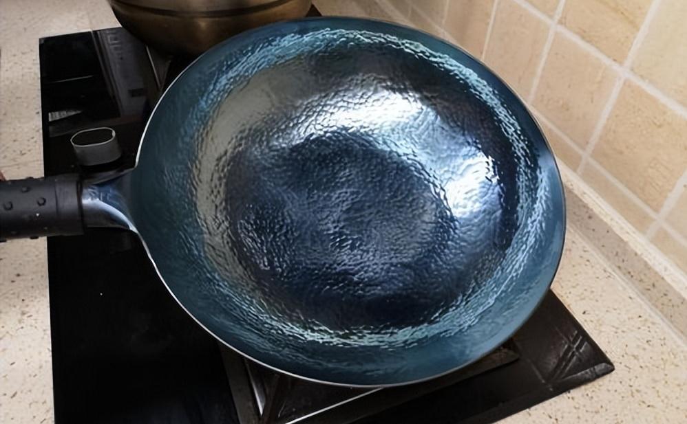 不粘锅涂层轻微刮出条印有毒吗,不粘锅涂层危害视频