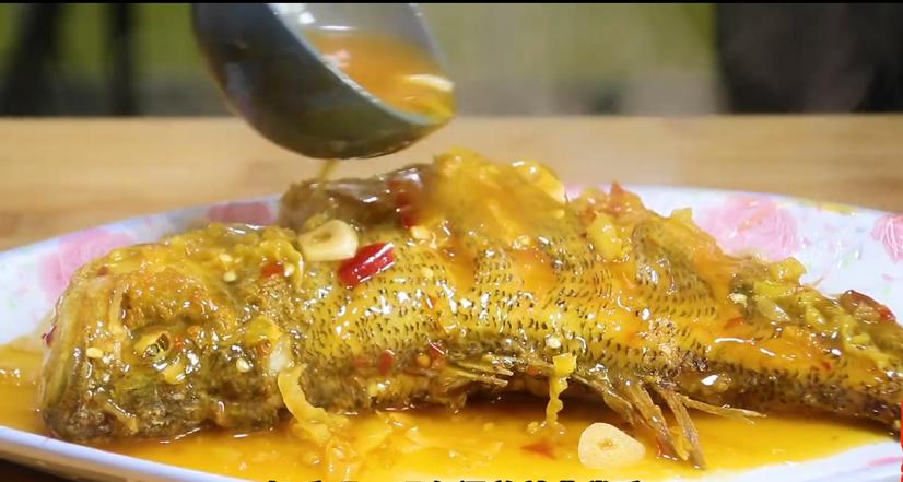 做红烧鱼怎么不掉鱼皮,做红烧鱼之前怎么处理鱼