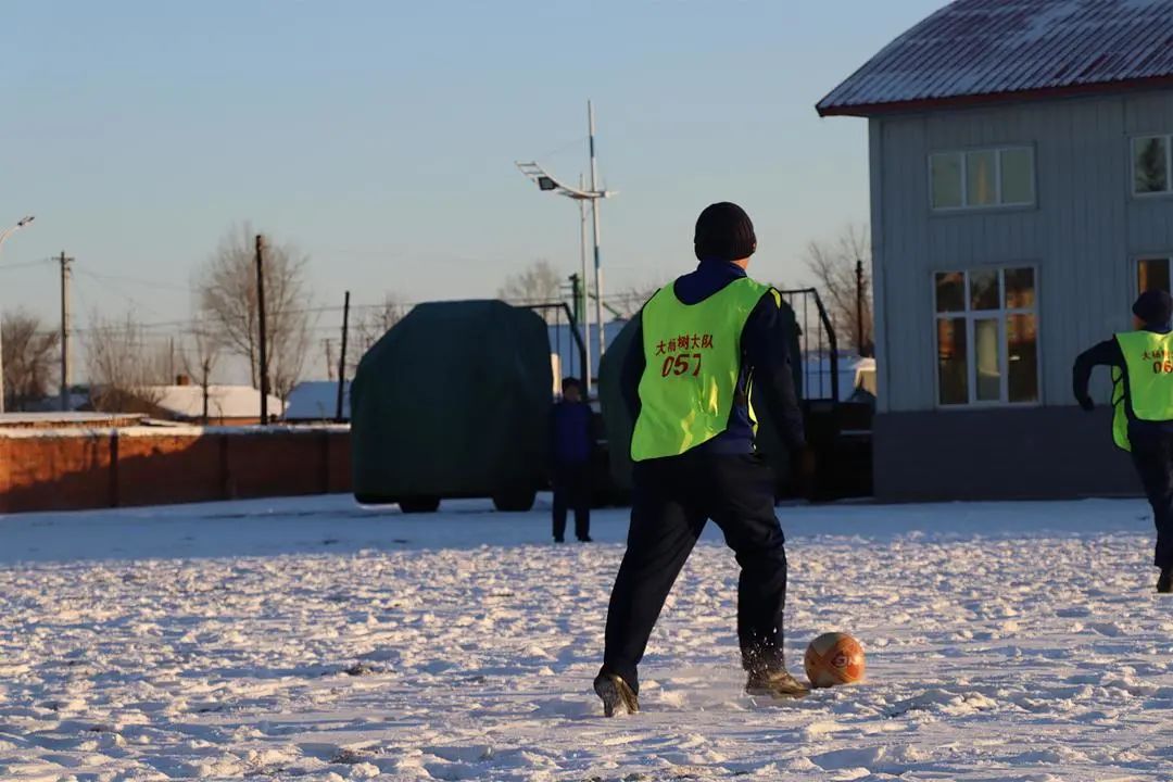 冬训砺精兵负重五公里,冬训砺精兵夜间训练