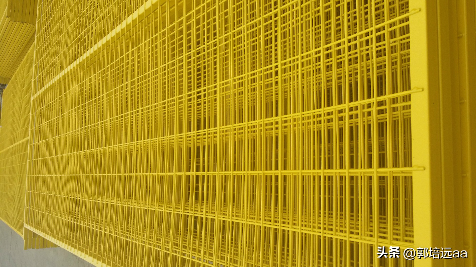 钢、竹、藤在混凝土中作钢筋的比较研究：拉伸和弯曲特性