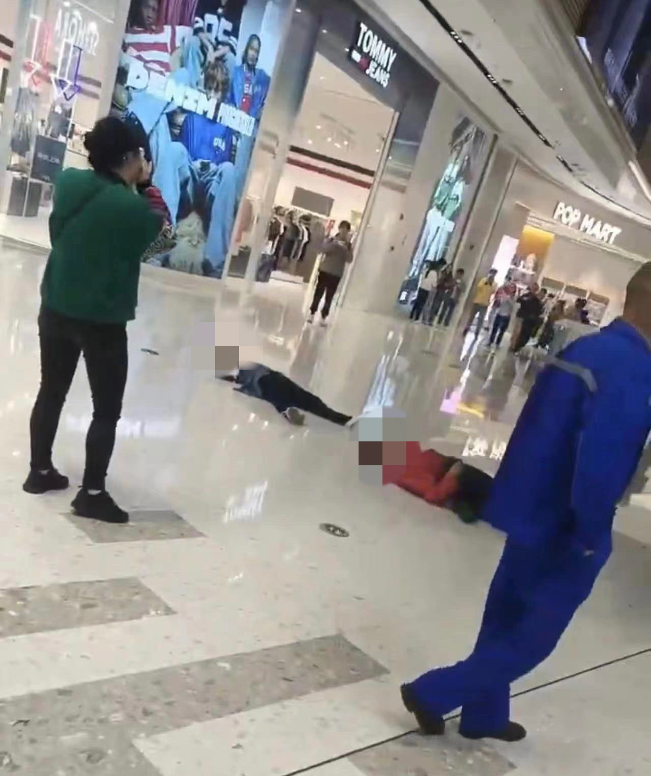 上海一男子商场坠亡砸中女子,上海一男子坠亡砸中女子