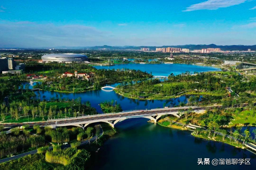 乘着大运会这缕“东风”，应该没有谁比东安湖还快