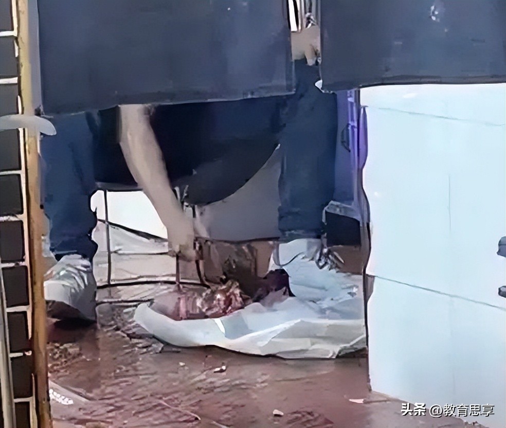 店方回应后厨员工剁羊骨用脚踩,西安一餐馆剁羊骨用脚踩