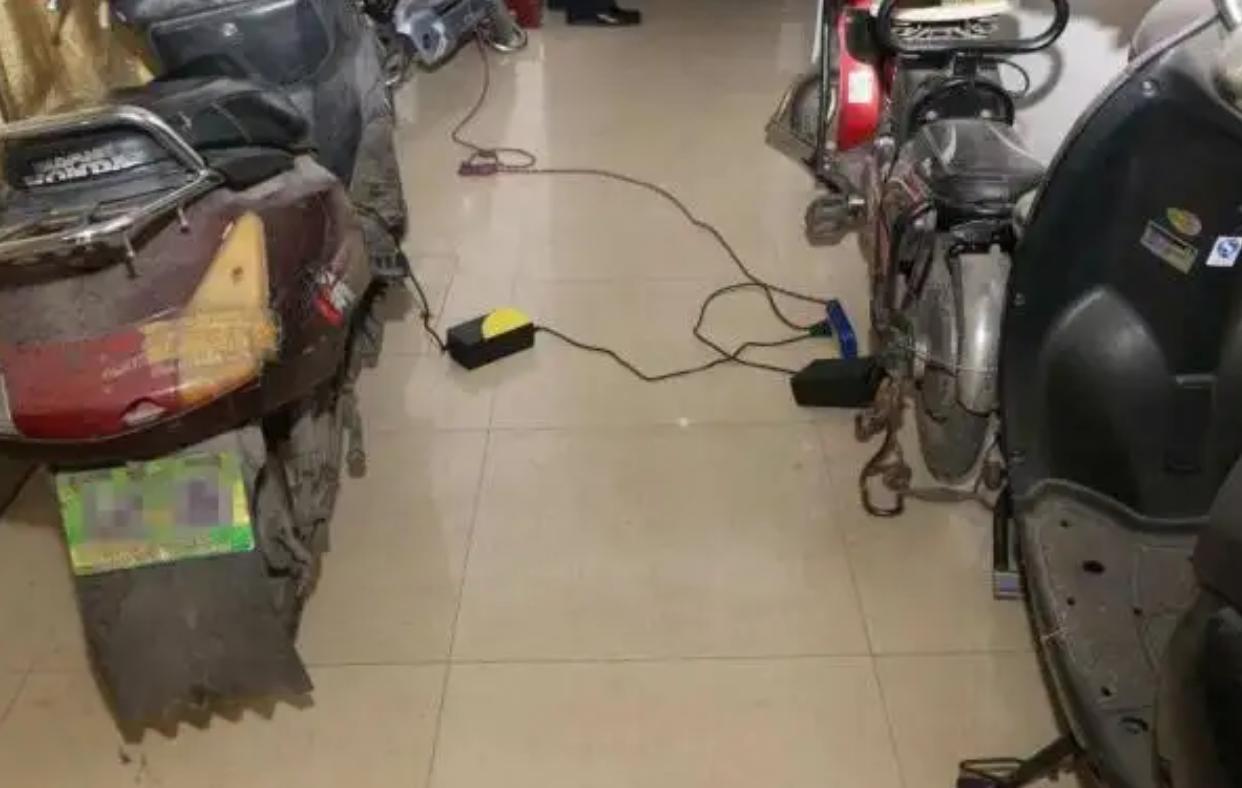 电动车可以一边充电一边开电源吗,电动车充电为什么要先接电池