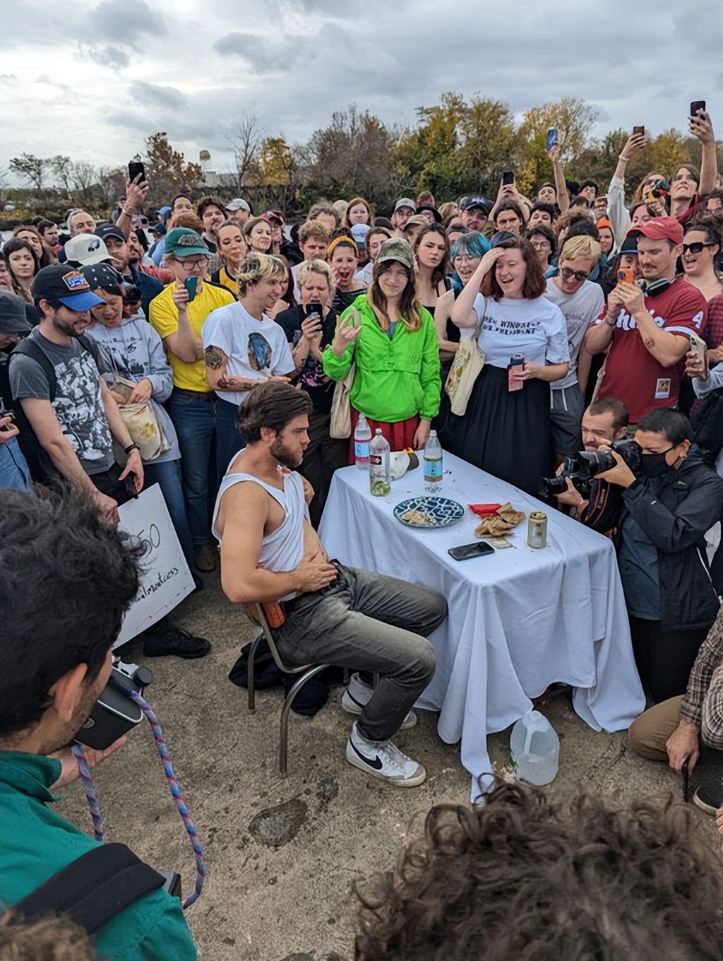 为拯救世界，美国帅哥决定狂吃40只鸡！全城500人现场围观加油