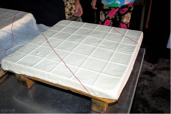 刚做出来的豆腐怎么做好吃,卤水豆腐一斤黄豆出几斤豆腐