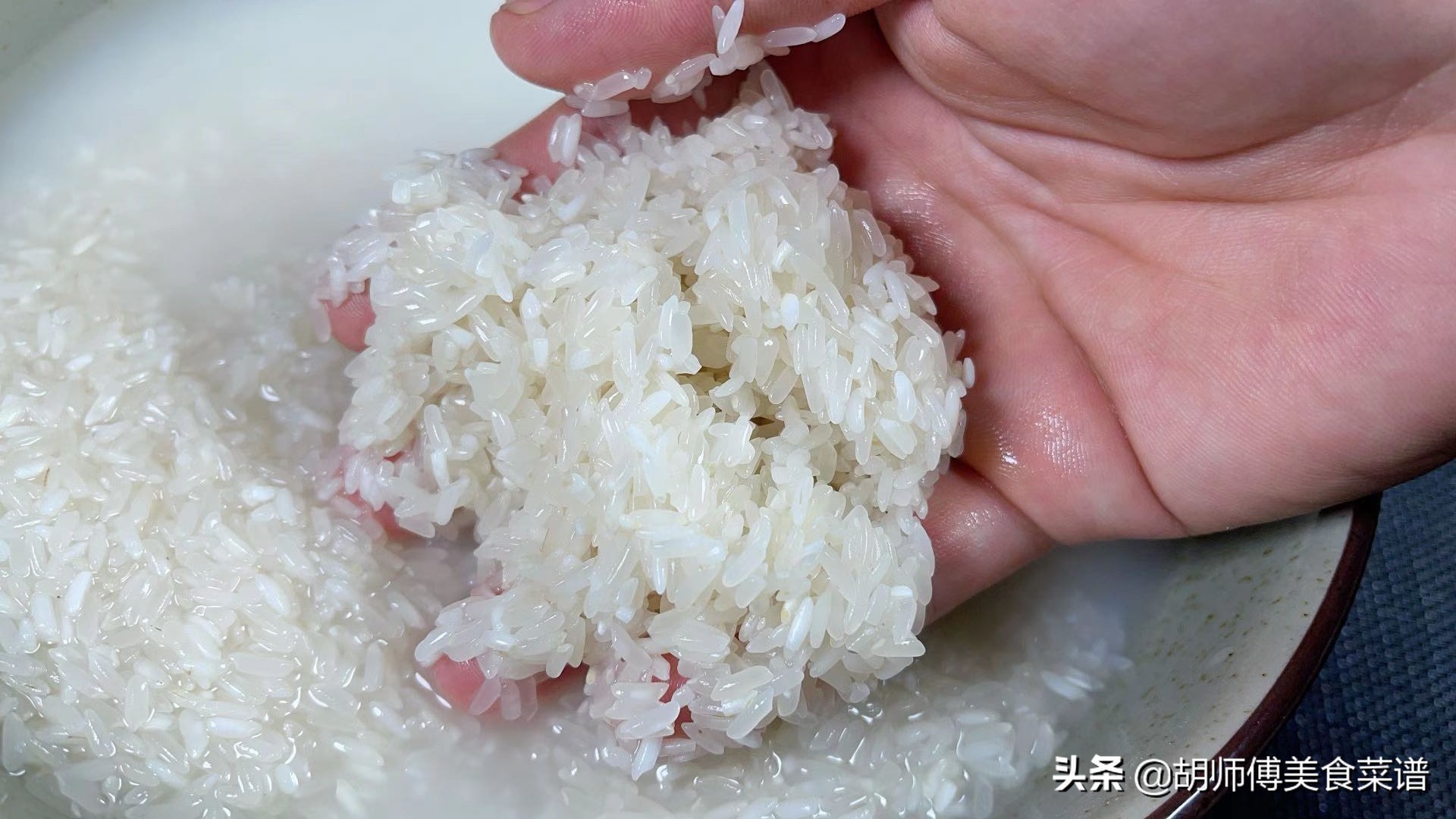 蒸米饭加水小技巧,蒸米饭别总加水教你一招